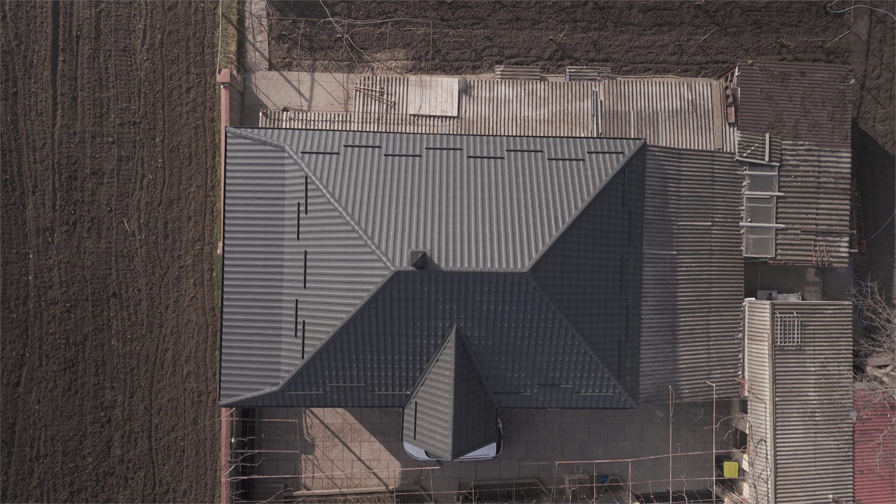 Proiect cu țiglă metalică modulară pe casă cu acoperiș amplu